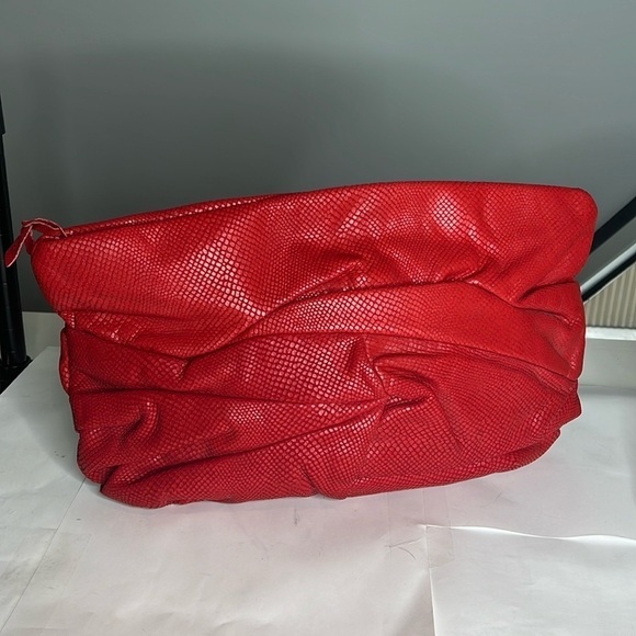 Gino Snake Embossed Extra Large Red Leather Scrunched Zip Clutch Bag - Picture 2 of 10